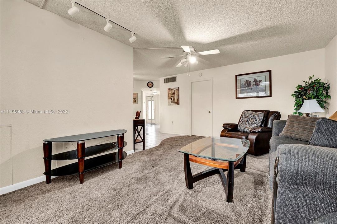Vendido Recientemente: $89,999 (2 camas, 2 baños, 950 Pies cuadrados)