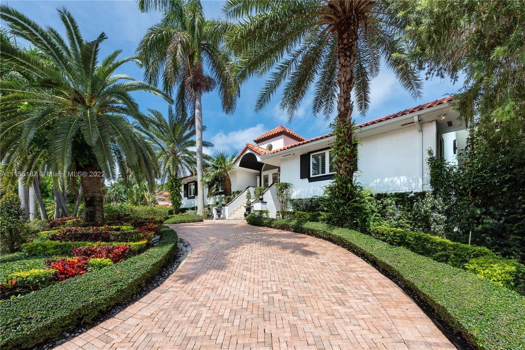 Recently Sold: $2,600,000 (5 beds, 4 baths, 3271 Square Feet)