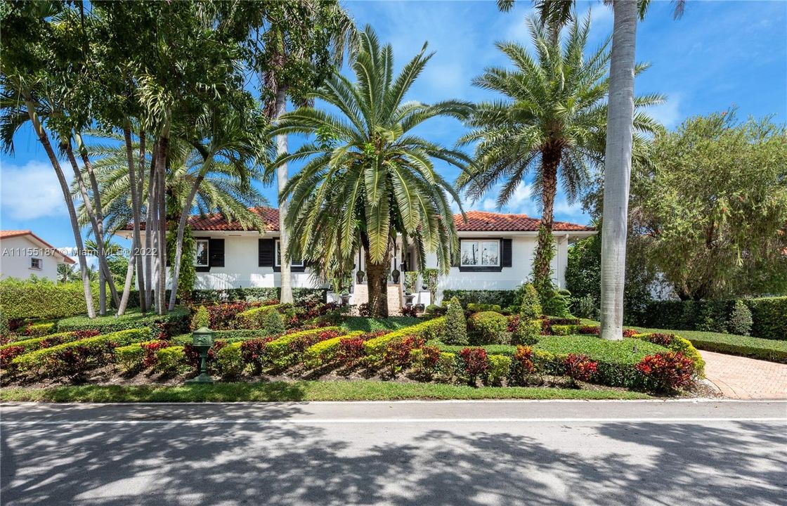 Recently Sold: $2,600,000 (5 beds, 4 baths, 3271 Square Feet)