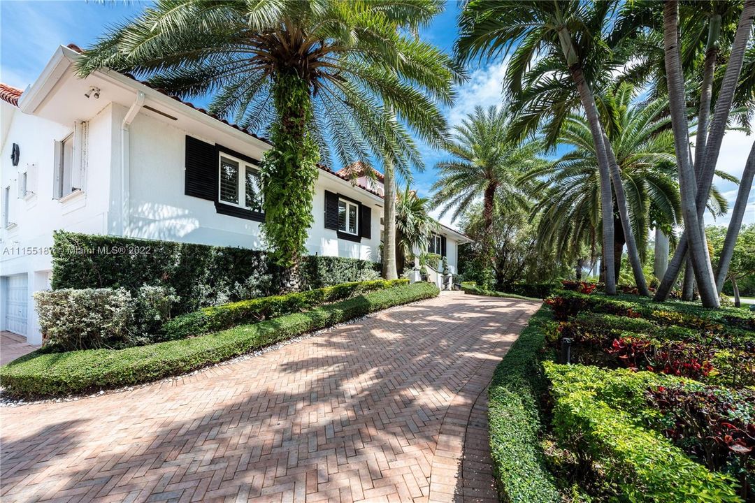 Recently Sold: $2,600,000 (5 beds, 4 baths, 3271 Square Feet)