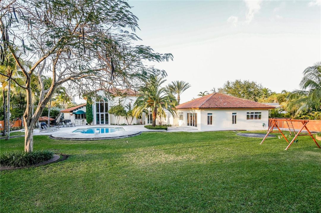 Vendido Recientemente: $3,250,000 (5 camas, 4 baños, 5698 Pies cuadrados)