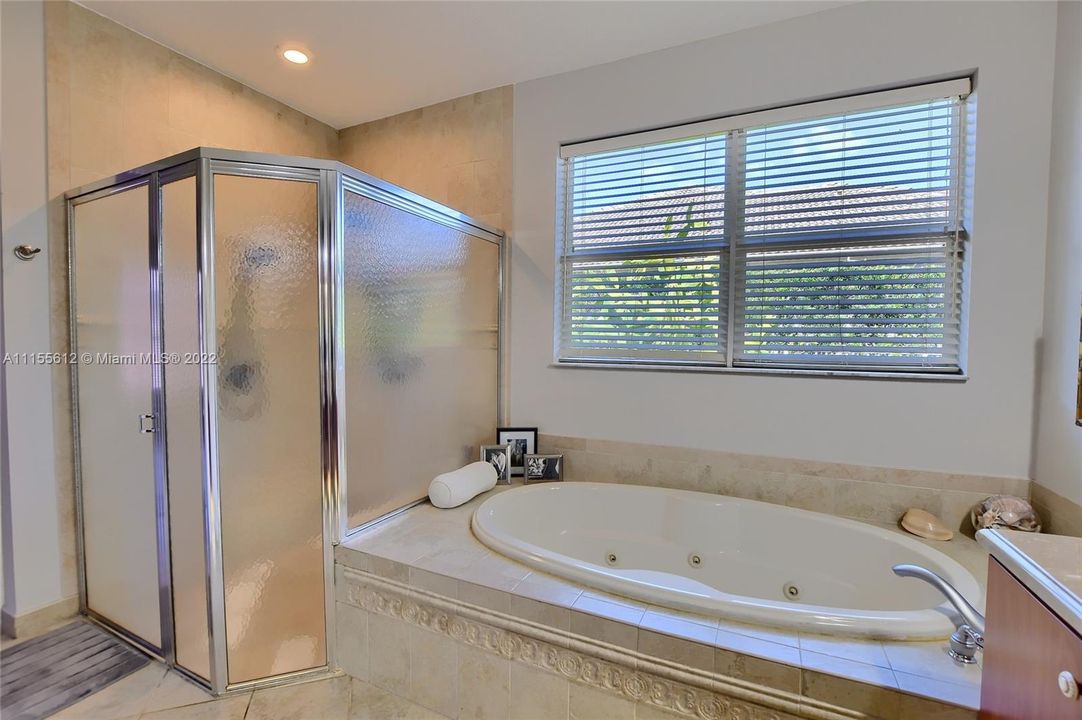最近售出: $949,900 (4 贝兹, 3 浴室, 2638 平方英尺)