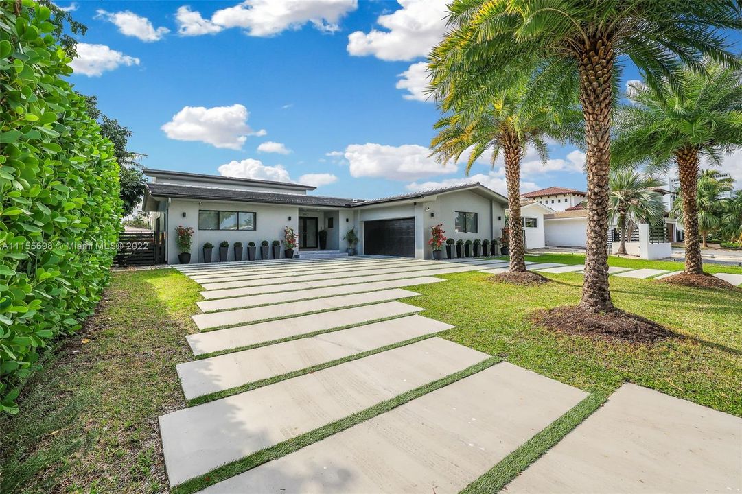Recently Sold: $3,750,000 (6 beds, 6 baths, 3233 Square Feet)