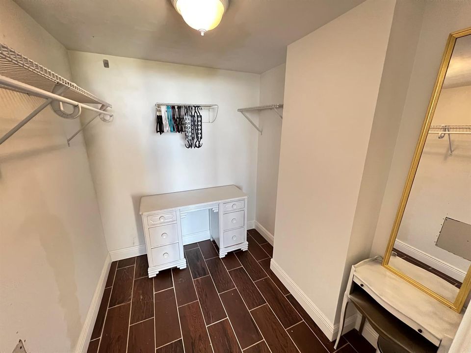 PH-5 Walk in Closet