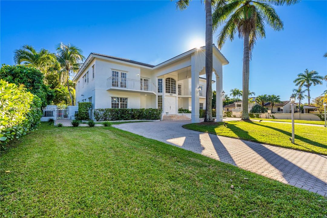 Recently Sold: $2,600,000 (5 beds, 4 baths, 4675 Square Feet)