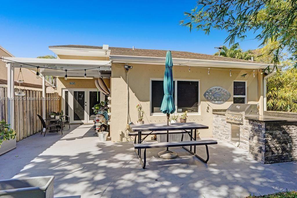 Recently Sold: $430,000 (3 beds, 2 baths, 1243 Square Feet)