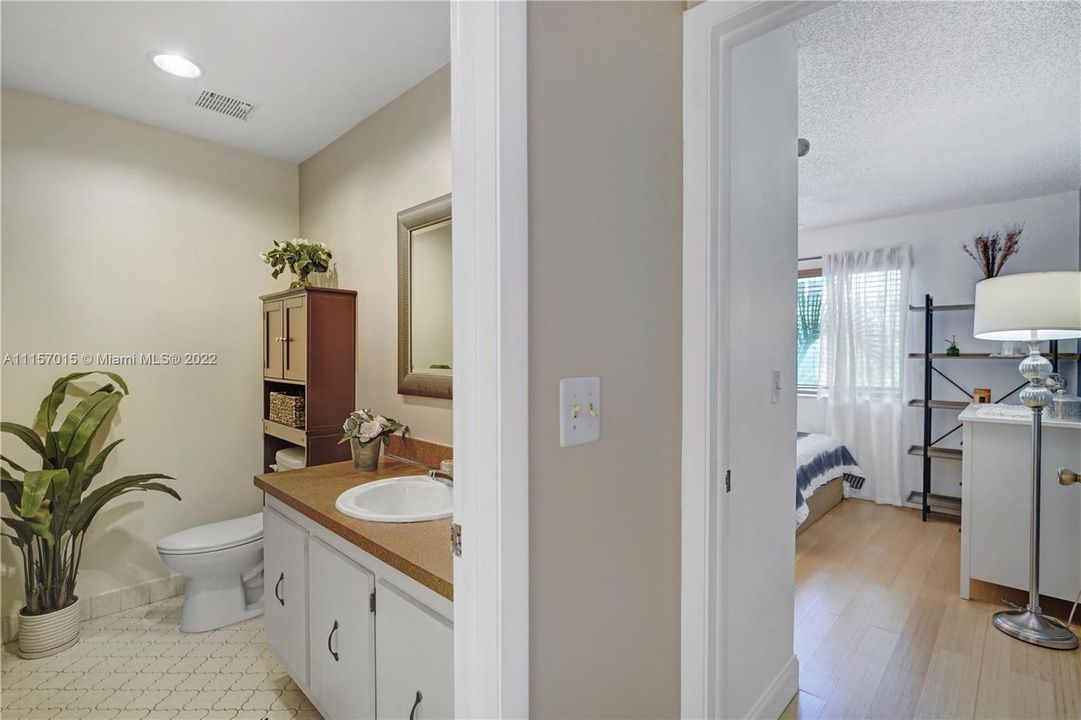Recently Sold: $299,000 (3 beds, 2 baths, 1268 Square Feet)
