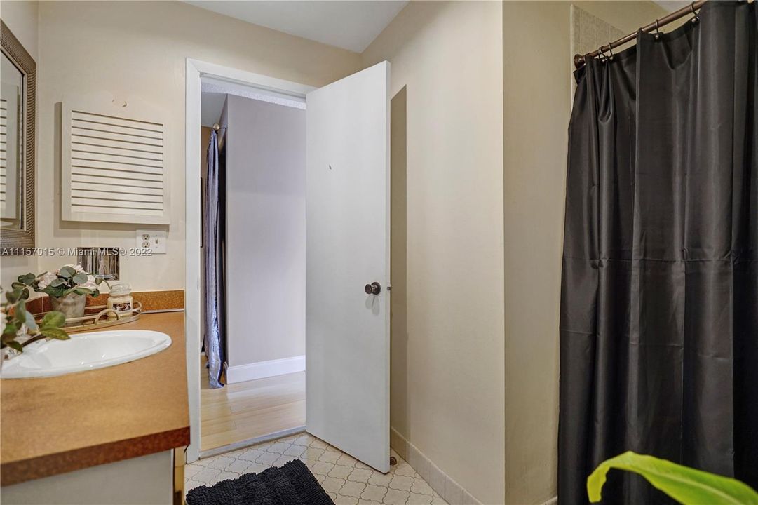 Recently Sold: $299,000 (3 beds, 2 baths, 1268 Square Feet)
