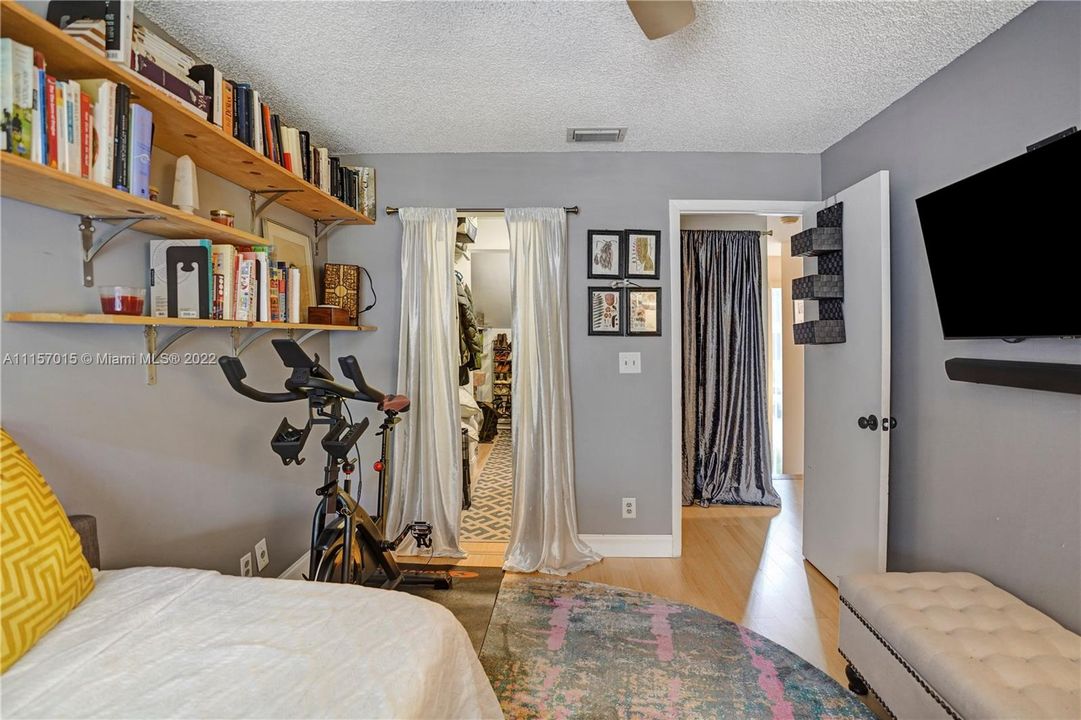 Recently Sold: $299,000 (3 beds, 2 baths, 1268 Square Feet)