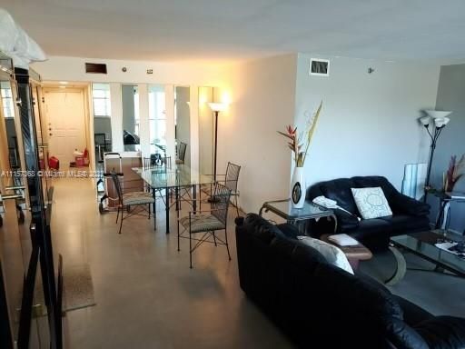 Recently Rented: $1,650 (1 beds, 1 baths, 900 Square Feet)