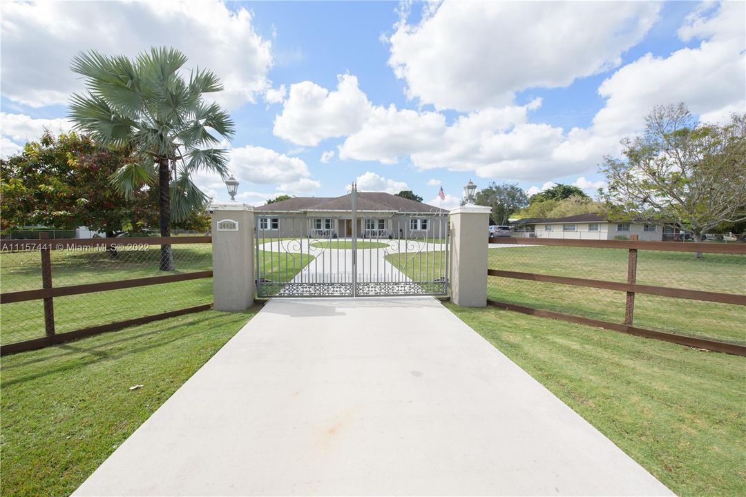 Recently Sold: $899,000 (4 beds, 2 baths, 2896 Square Feet)
