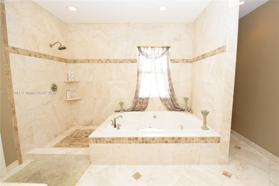 最近售出: $899,000 (4 贝兹, 2 浴室, 2896 平方英尺)