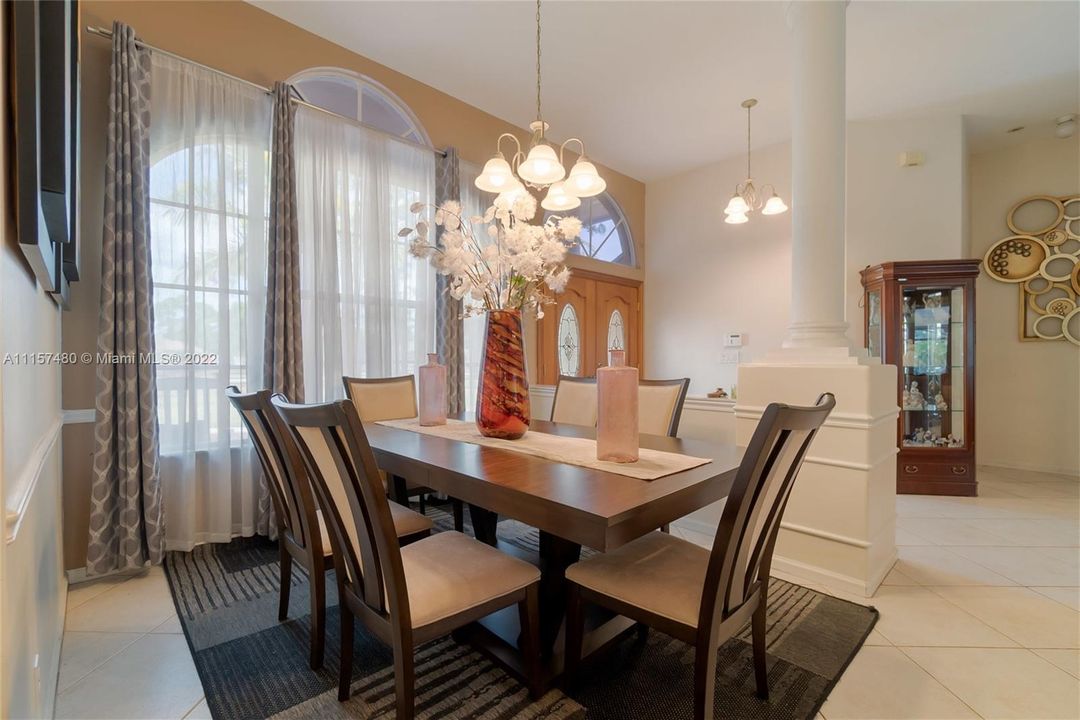 Недавно продано: $895,000 (4 спален, 2 ванн, 2597 Квадратных фут)