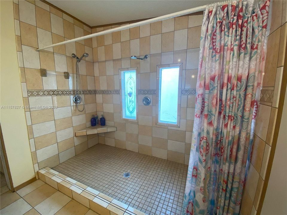 最近售出: $299,000 (3 贝兹, 2 浴室, 1836 平方英尺)