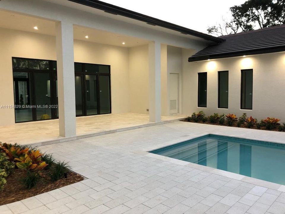 Vendido Recientemente: $3,649,000 (5 camas, 6 baños, 6360 Pies cuadrados)