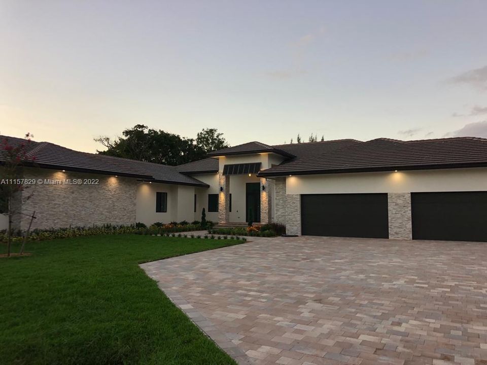 Vendido Recientemente: $3,649,000 (5 camas, 6 baños, 6360 Pies cuadrados)