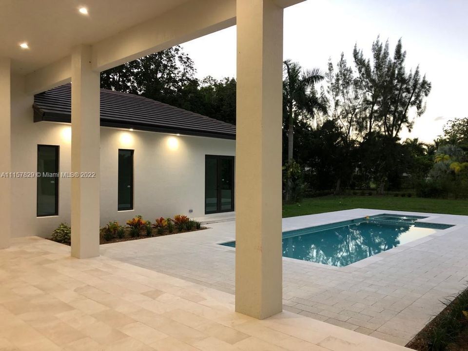 Vendido Recientemente: $3,649,000 (5 camas, 6 baños, 6360 Pies cuadrados)