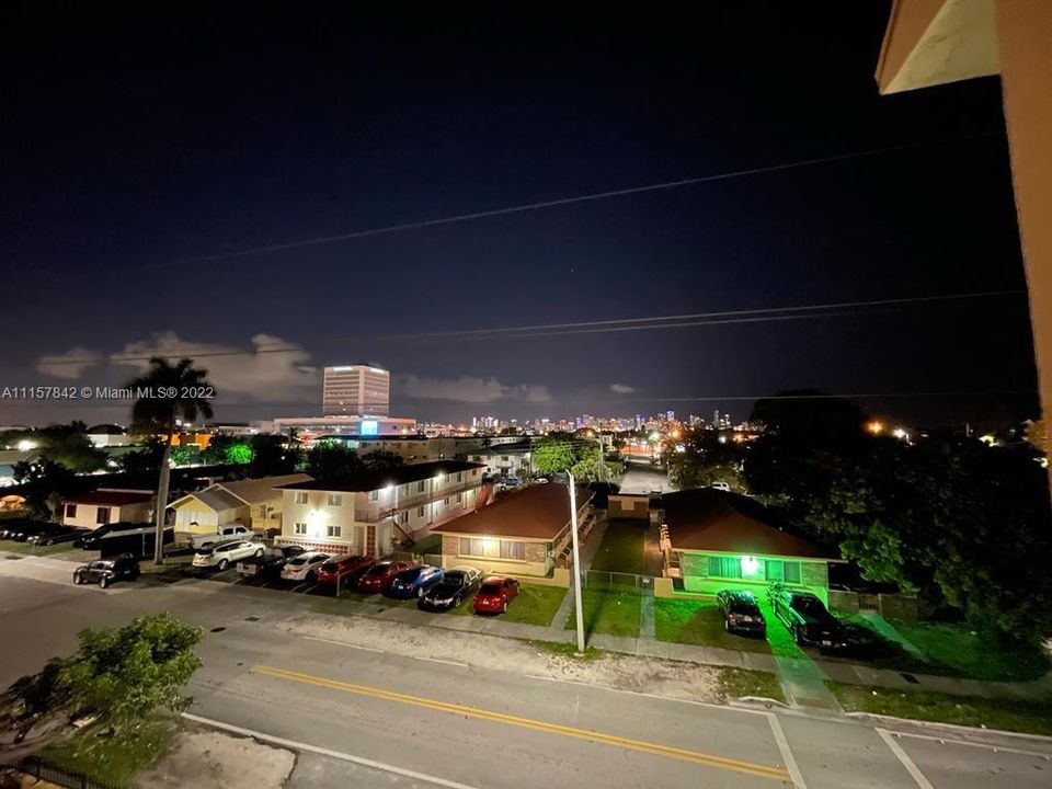 最近售出: $215,000 (2 贝兹, 1 浴室, 760 平方英尺)