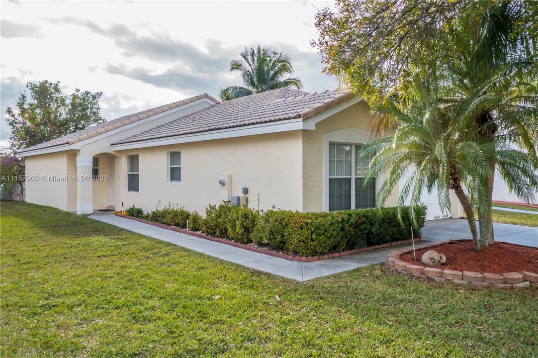 Recently Sold: $485,000 (4 beds, 2 baths, 1477 Square Feet)