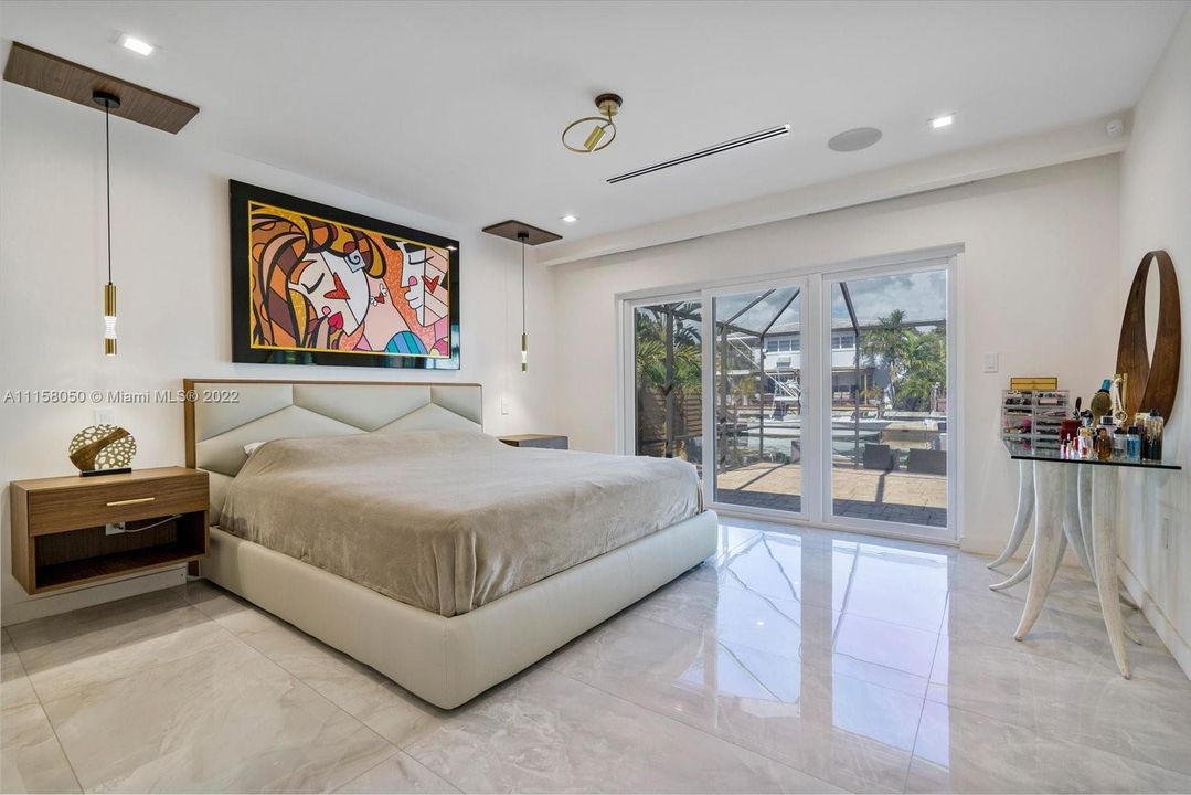 Recently Sold: $3,499,000 (4 beds, 3 baths, 2728 Square Feet)