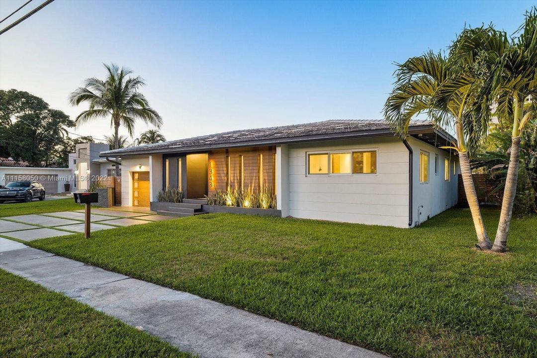Recently Sold: $3,499,000 (4 beds, 3 baths, 2728 Square Feet)