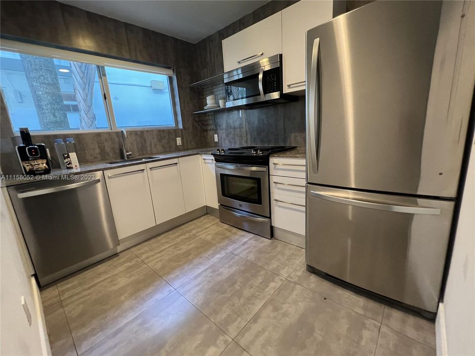 For Sale: $360,000 (2 beds, 1 baths, 816 Square Feet)