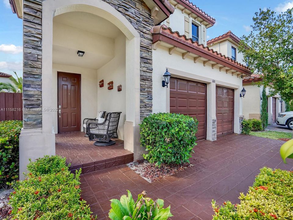 Recently Sold: $519,999 (5 beds, 2 baths, 2492 Square Feet)