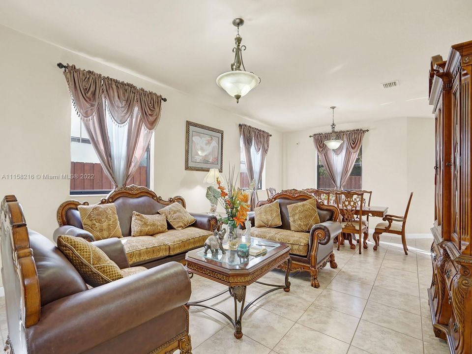 Recently Sold: $519,999 (5 beds, 2 baths, 2492 Square Feet)