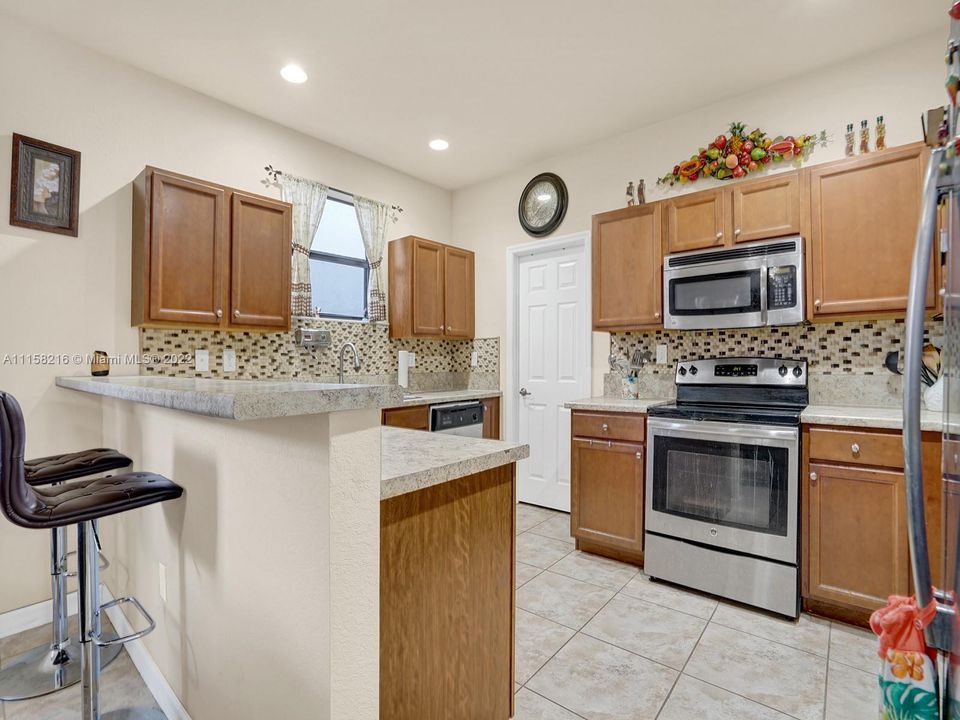 Recently Sold: $519,999 (5 beds, 2 baths, 2492 Square Feet)