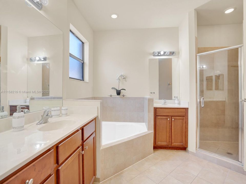 Recently Sold: $519,999 (5 beds, 2 baths, 2492 Square Feet)