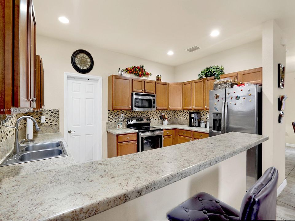 Recently Sold: $519,999 (5 beds, 2 baths, 2492 Square Feet)