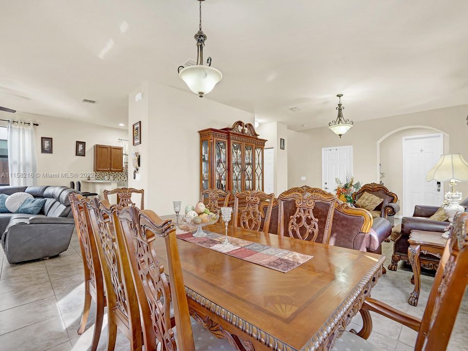 Recently Sold: $519,999 (5 beds, 2 baths, 2492 Square Feet)