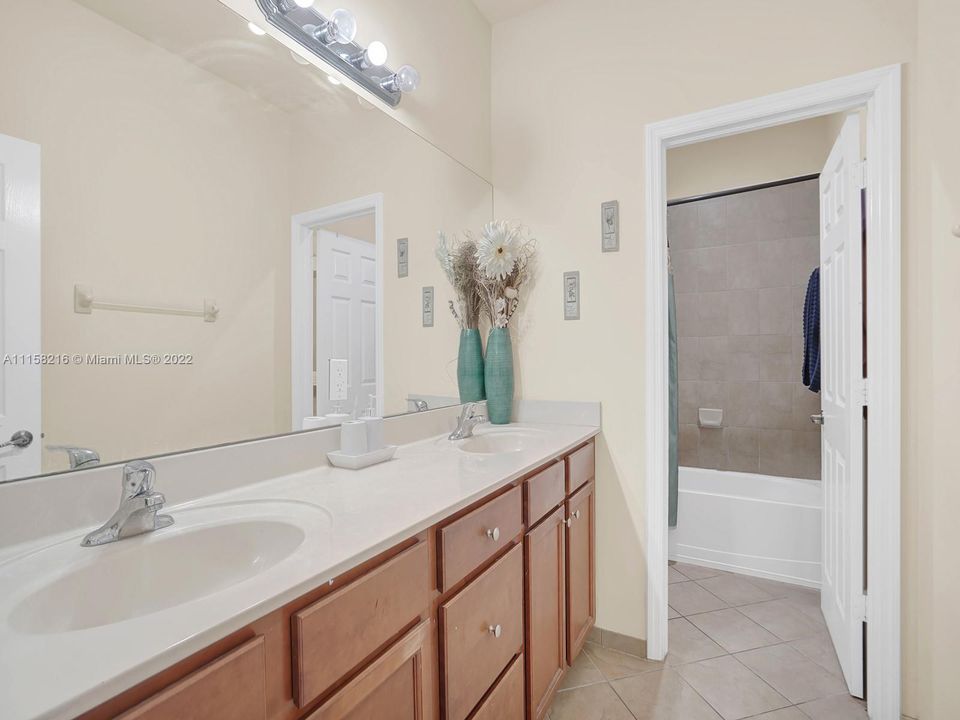 Recently Sold: $519,999 (5 beds, 2 baths, 2492 Square Feet)