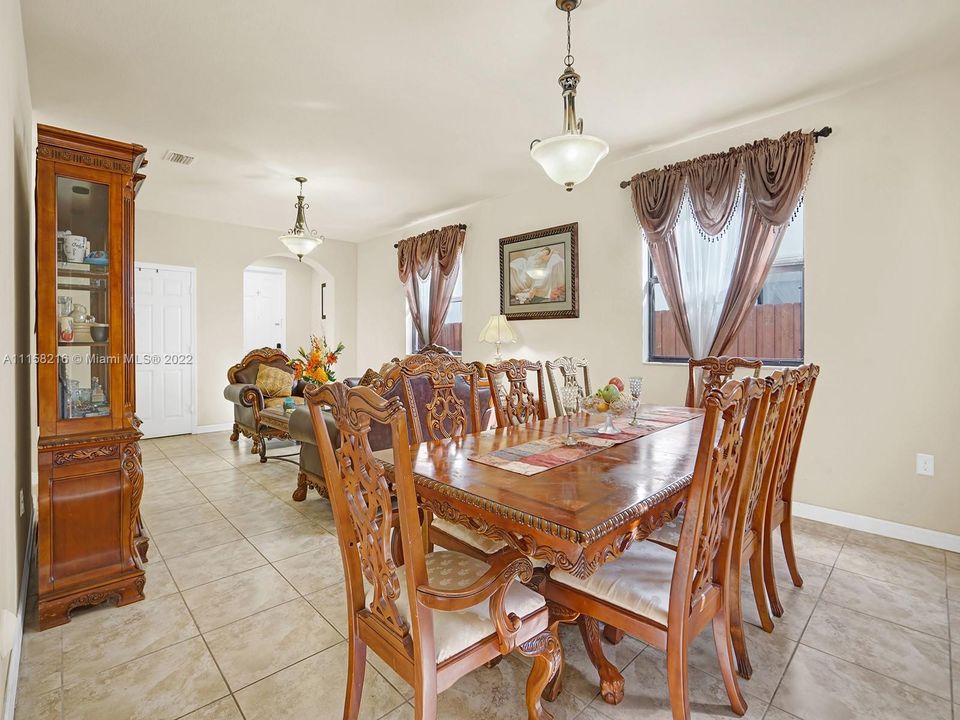 Recently Sold: $519,999 (5 beds, 2 baths, 2492 Square Feet)