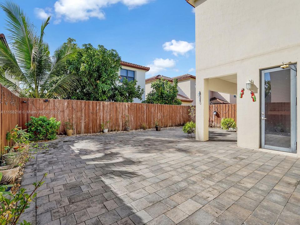 Recently Sold: $519,999 (5 beds, 2 baths, 2492 Square Feet)