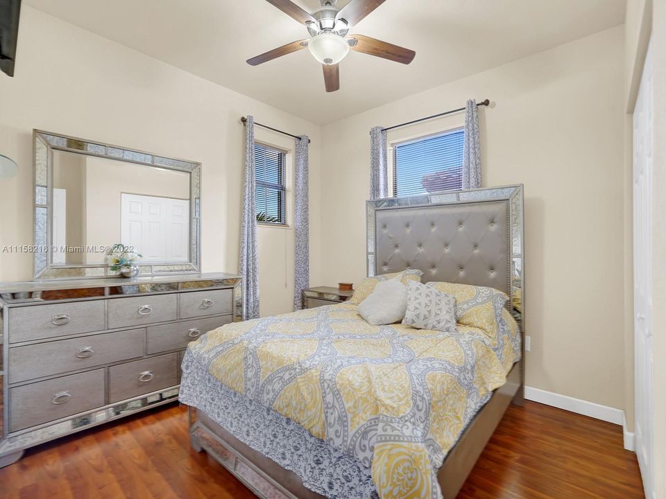 Recently Sold: $519,999 (5 beds, 2 baths, 2492 Square Feet)