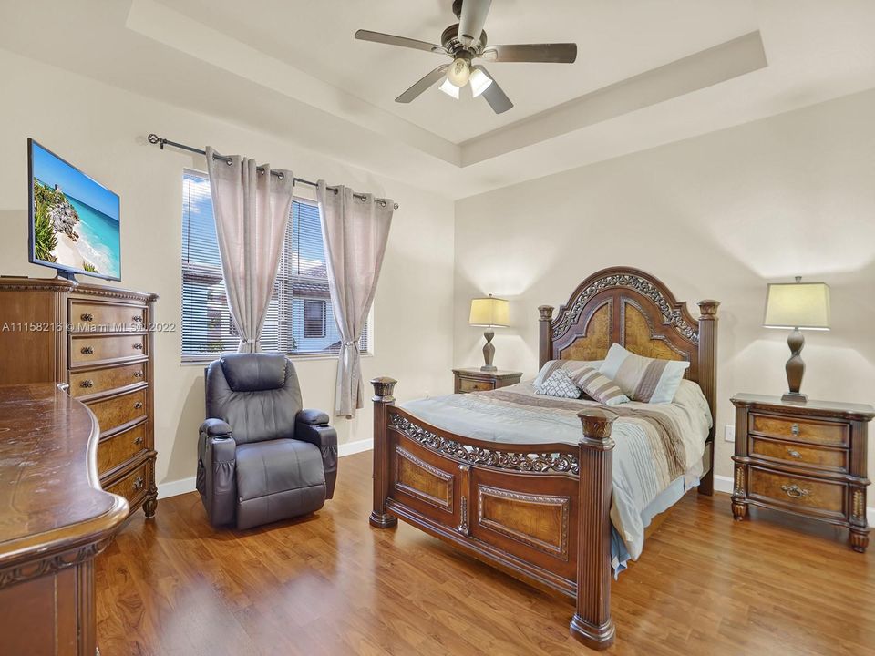 Recently Sold: $519,999 (5 beds, 2 baths, 2492 Square Feet)