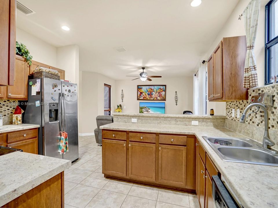 Recently Sold: $519,999 (5 beds, 2 baths, 2492 Square Feet)