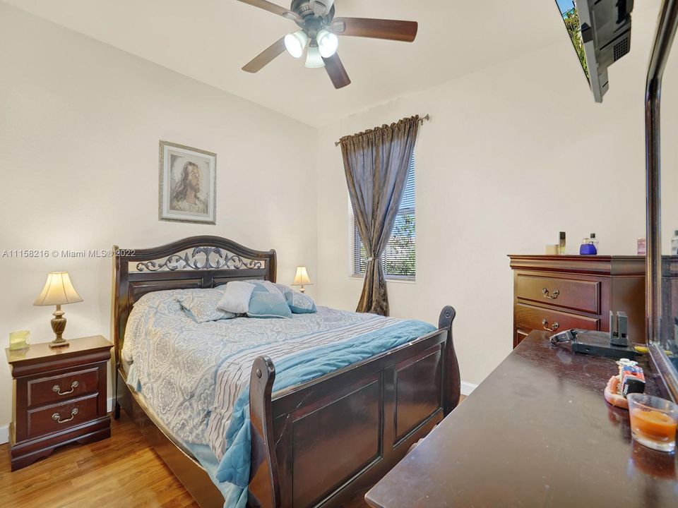 Recently Sold: $519,999 (5 beds, 2 baths, 2492 Square Feet)