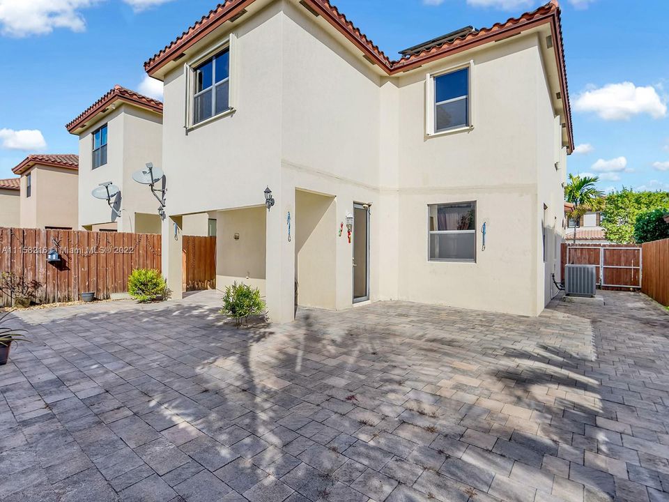 Recently Sold: $519,999 (5 beds, 2 baths, 2492 Square Feet)