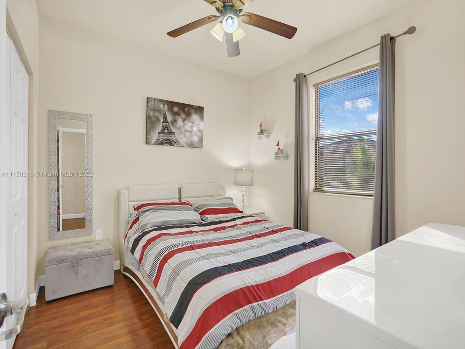 Recently Sold: $519,999 (5 beds, 2 baths, 2492 Square Feet)