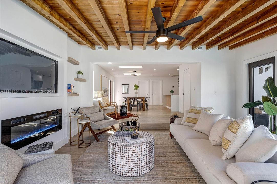 Recently Sold: $1,250,000 (3 beds, 2 baths, 1448 Square Feet)