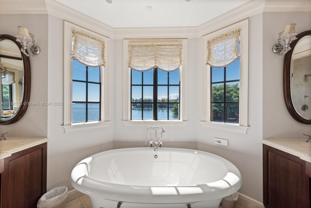 Main tub with view