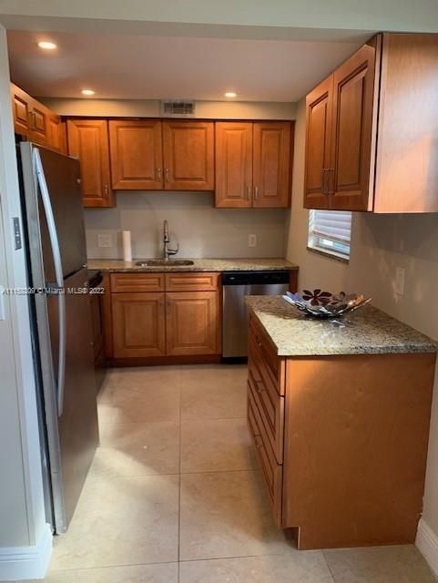 Recently Rented: $1,550 (2 beds, 1 baths, 835 Square Feet)