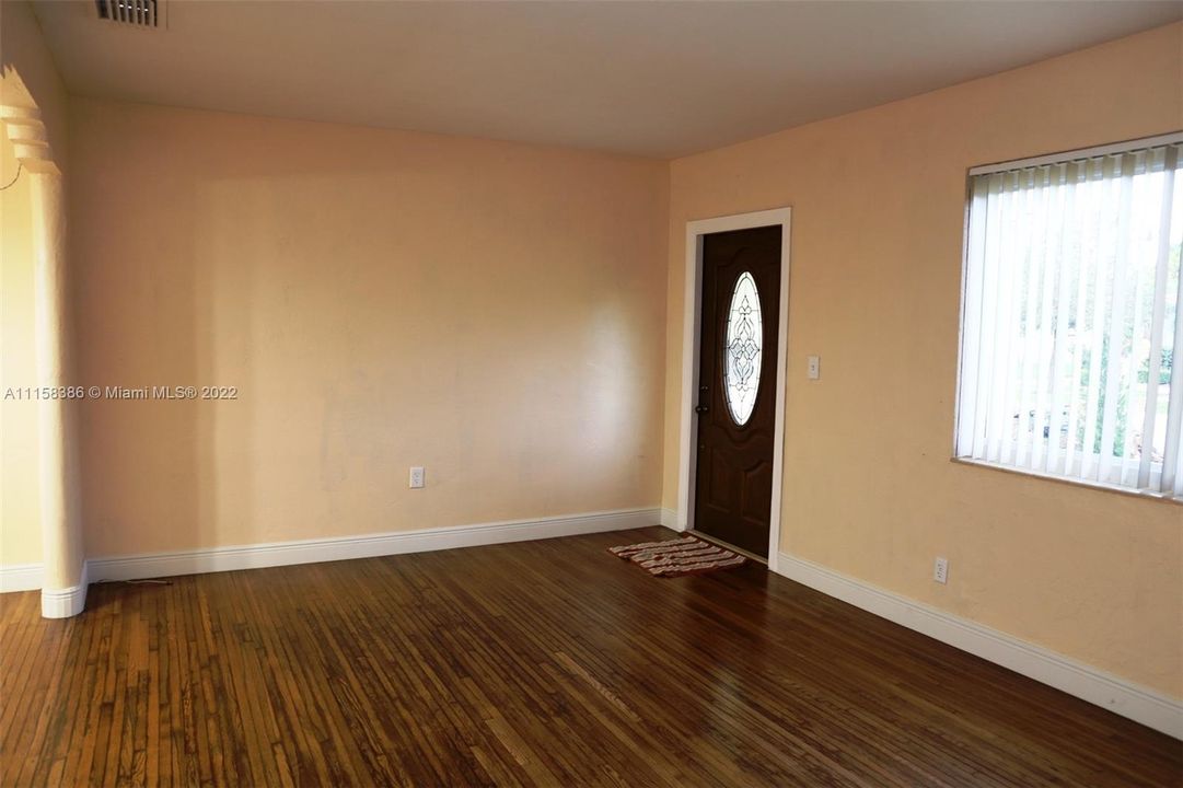 Living Room w/wood floors.