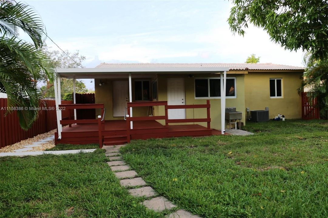 Rear view w/large fenced yard and covered patio
