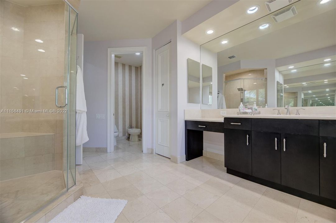 DUAL SINKS & PRIVATE WATER CLOSET