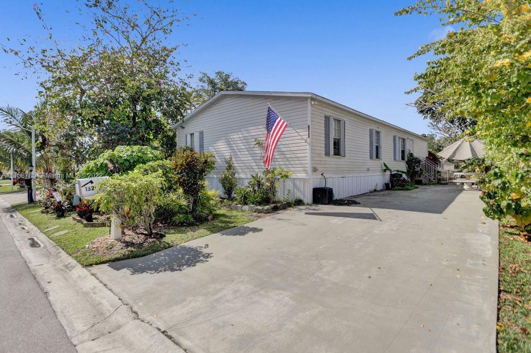 Recently Sold: $240,000 (4 beds, 2 baths, 1456 Square Feet)