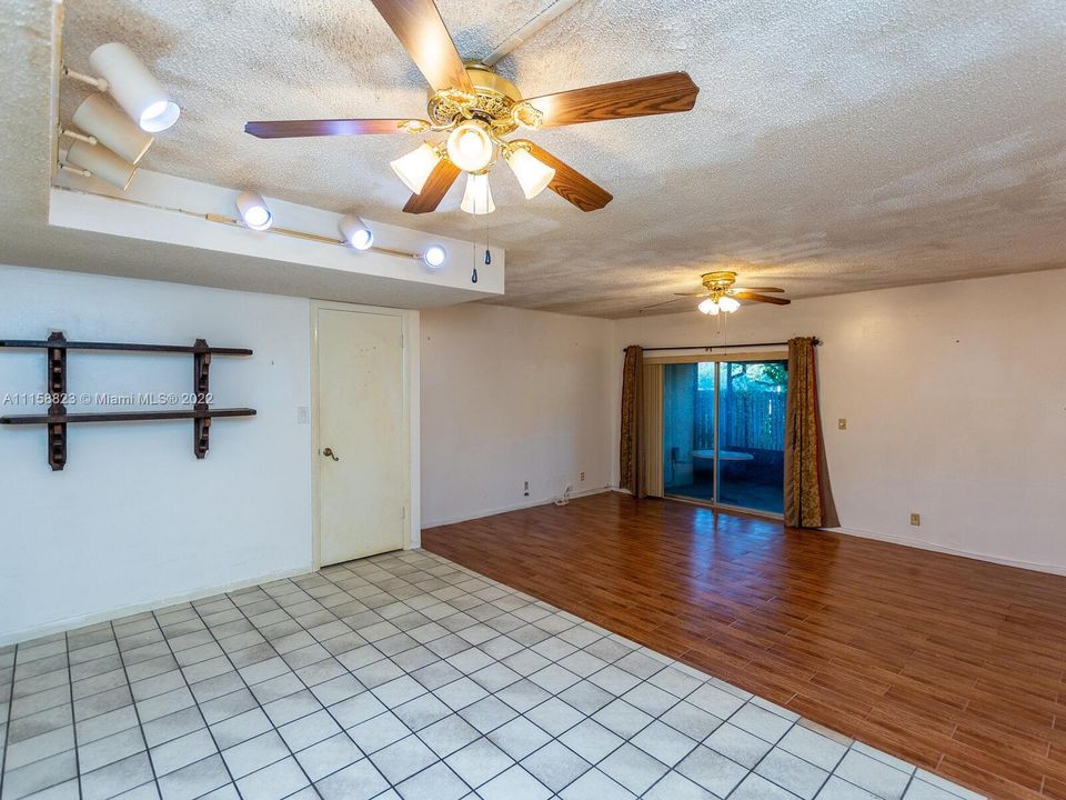 最近售出: $275,000 (2 贝兹, 1 浴室, 1250 平方英尺)