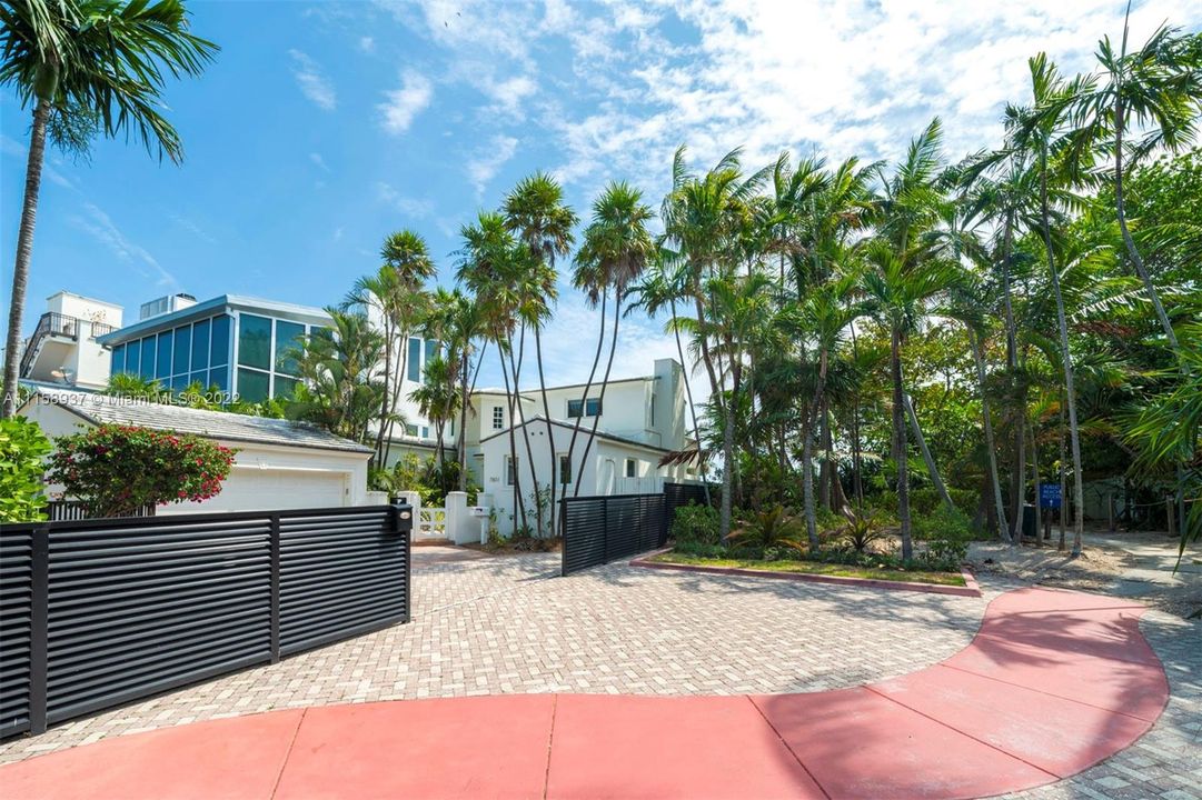 Recently Sold: $11,000,000 (4 beds, 4 baths, 2109 Square Feet)
